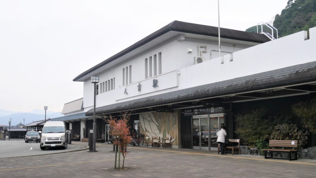 人吉駅　観光列車が主役となったアニメ聖地
