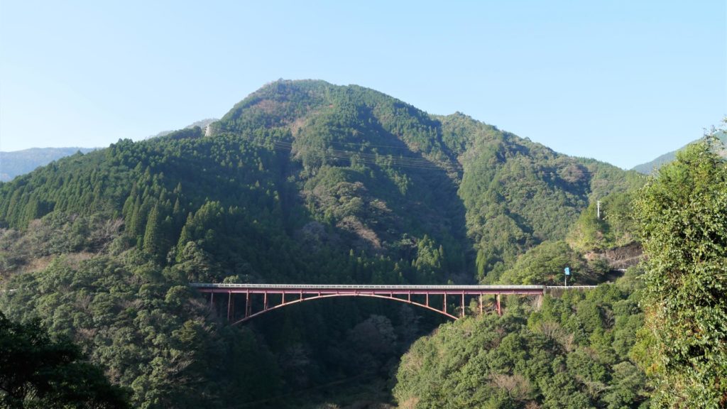 国道445線沿いのアニメ聖地 Aコープさがら 晴山バス停 深山橋 Harada Office Weblog