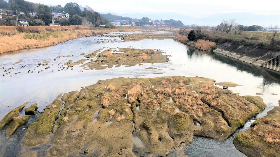 立岩の史跡と魚背岩 県道33号人吉水上線にある深田のシンボル│Harada