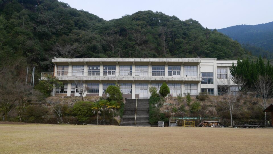 越野尾小学校 閉校時のまま時が止まる新校舎と減水時現れる旧校敷地 Harada Office Weblog