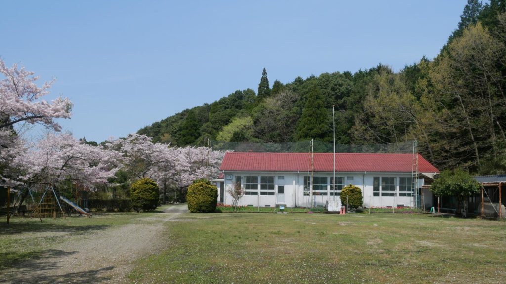 上小学校皆越分校 山間に残る赤屋根の木造校舎│Harada Office Weblog