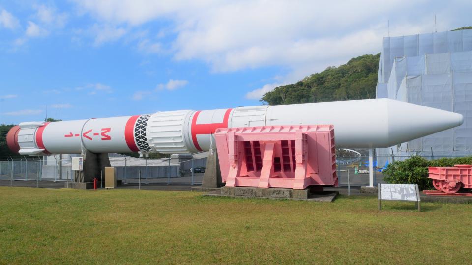 H-Ⅰロケット実物大模型 宮崎科学技術館前に立つ人工衛星打ち上げ