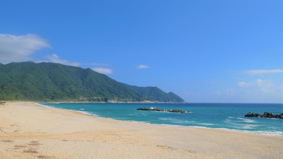 岸良海岸 いつまでも見ていたくなる白い砂浜と青い海│Harada Office