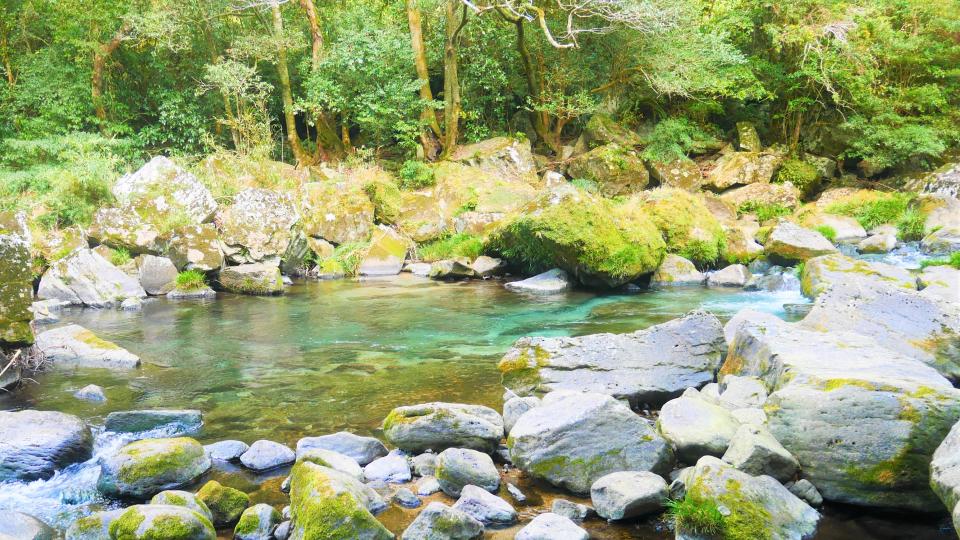 究極の美◼️蔵からかなり美しいエメラルドグリーンの見事な大きな壺、壷が出てきました 究極の美◼️蔵からかなり美しいエメラルドグリーンの見事な