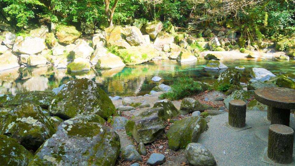 究極の美◼️蔵からかなり美しいエメラルドグリーンの見事な大きな壺、壷が出てきました 雄川の滝 エメラルドグリーンの美しい滝つぼ│Harada Office Weblog