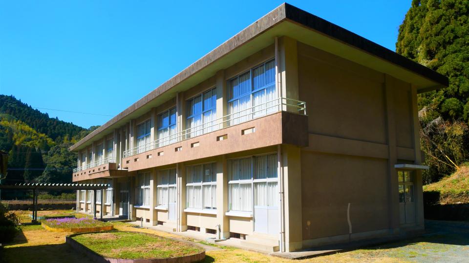 陽成小学校 センダンの大木が目印・旧高城町の行政の中心地にあった学校│Harada Office Weblog