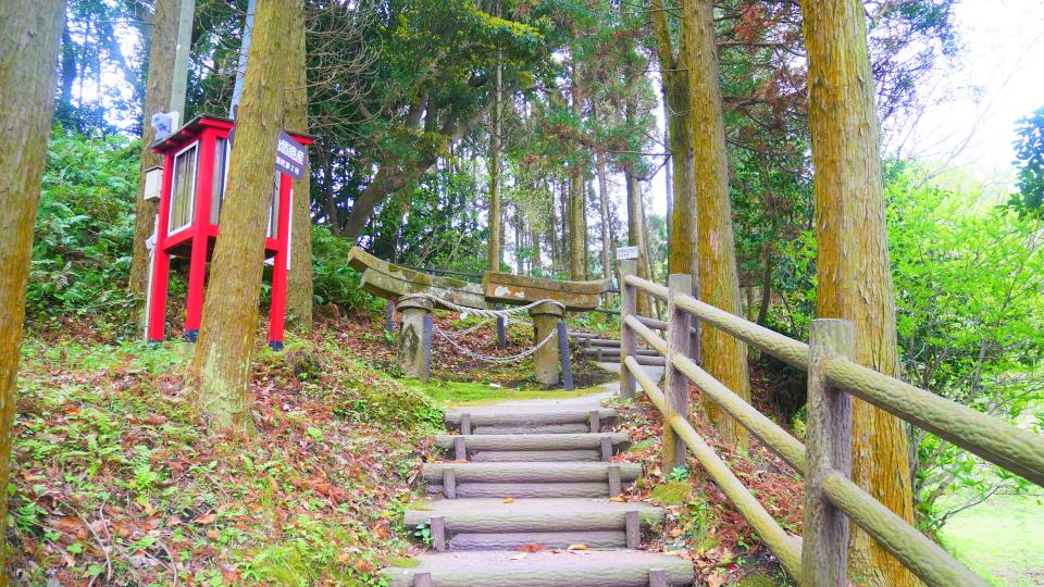 牛根麓稲荷神社 大隅半島にある桜島の噴火で鳥居が埋まった神社