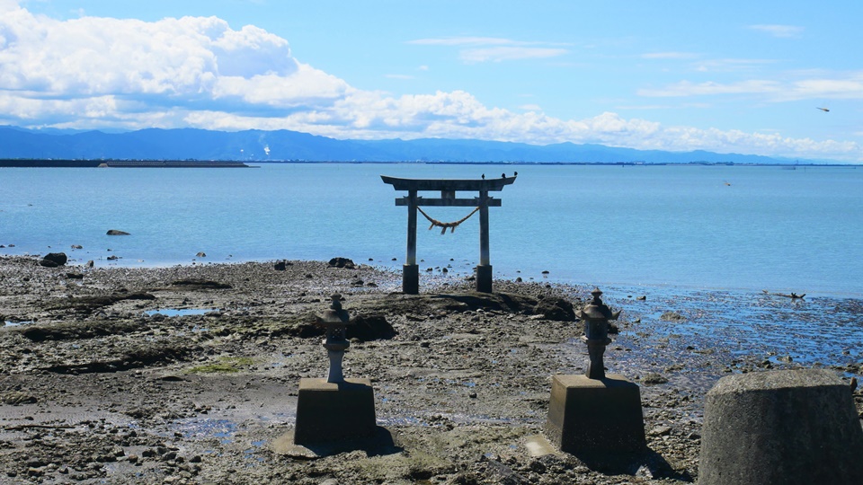 永尾剱神社 海に浮かぶ幻「不知火」と現実に不知火海に浮かぶ鳥居│Harada Office Weblog