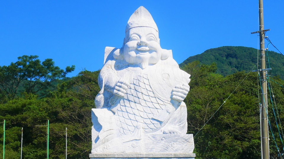 倉岳大えびす 大きなタイを抱えた天草市倉岳町の海の守り神│Harada