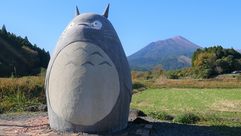 高原町のトトロ 霧島連山東麓でバス亭にたたずむクオリティの高い