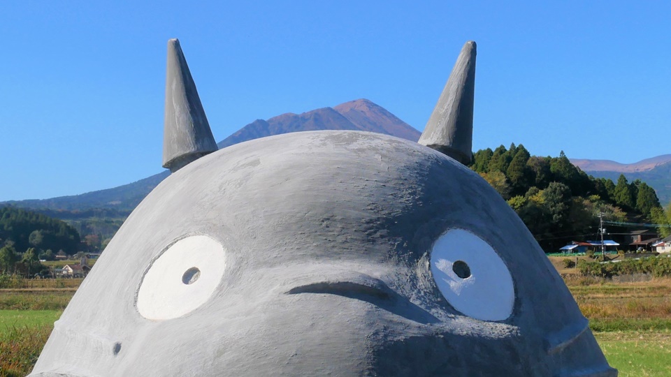 高原町のトトロ 霧島連山東麓でバス亭にたたずむクオリティの高い