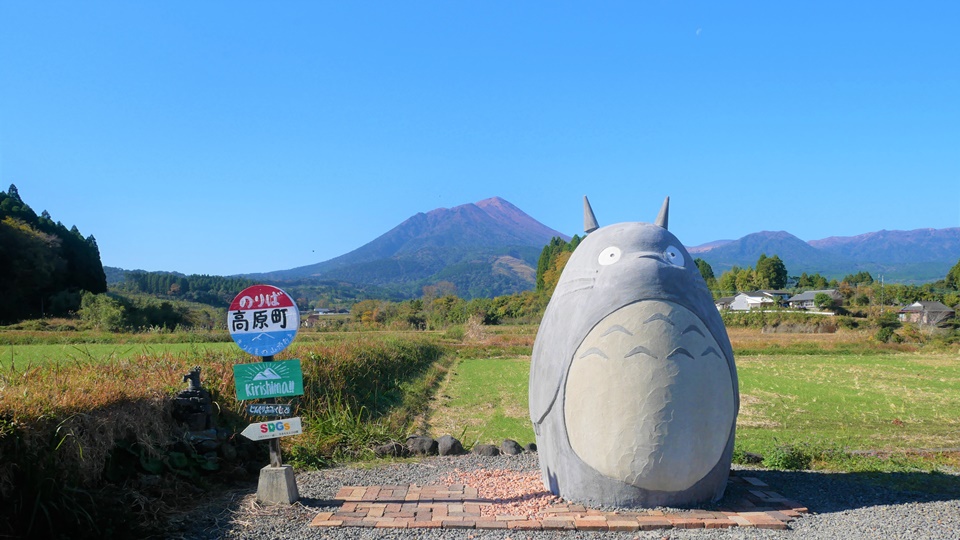 高原町のトトロ 霧島連山東麓でバス亭にたたずむクオリティの高い