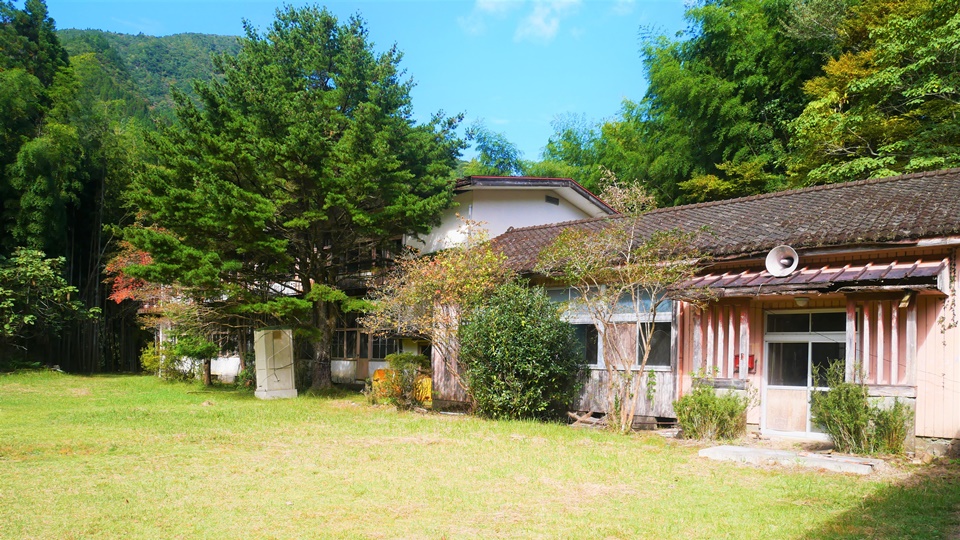 西都市立尾八重小中学校 保存状態がよいものの老朽化を免れない木造