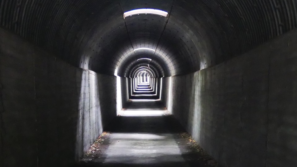 開聞トンネル 採光窓から自然光が差し込む不思議な魅力のスポット│Harada Office Weblog