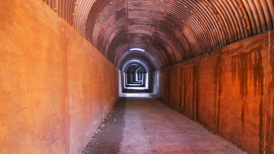 開聞トンネル 採光窓から自然光が差し込む不思議な魅力のスポット│Harada Office Weblog