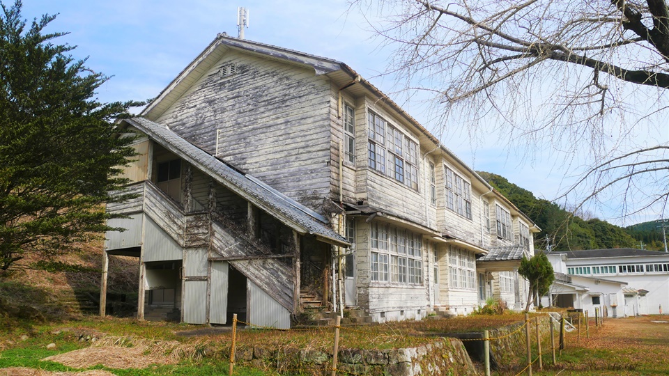 吹上町立藤元小学校 伊作街道沿いの美しい洋館風校舎│Harada Office