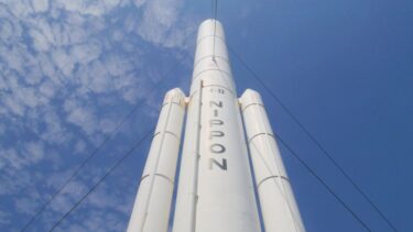 ロケット広場のH-Ⅱロケット 産業道路を南下する際見える錦江湾公園の