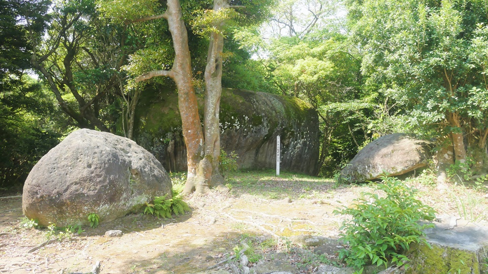 川平の巨石群 火山活動と途方もなく長い年月が築いた神秘的な風景