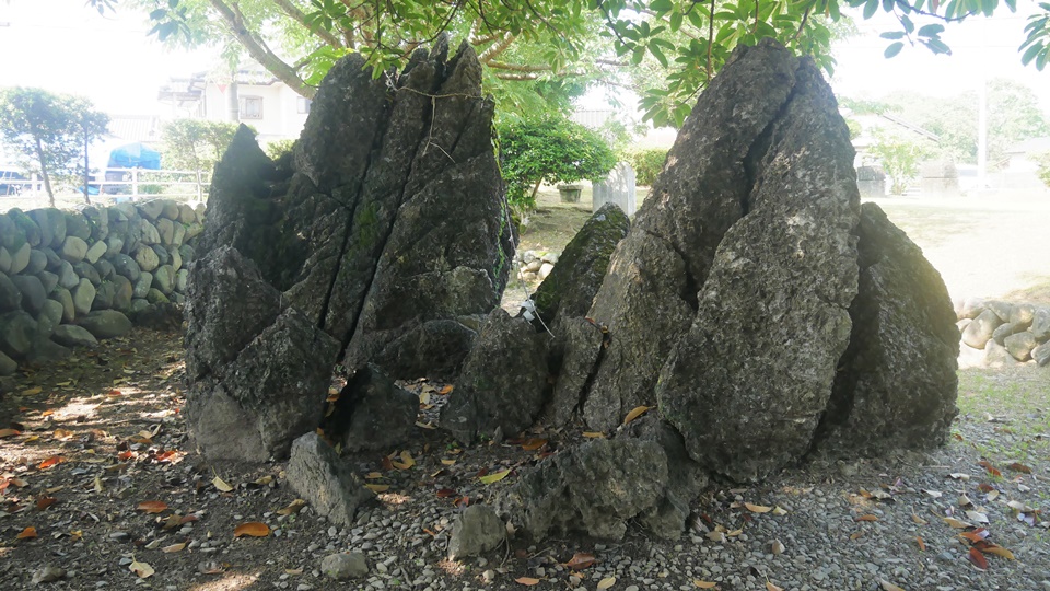 岩場 迫力ある岩場です - Picture of Sanninudai and Gunkaniwa Rock