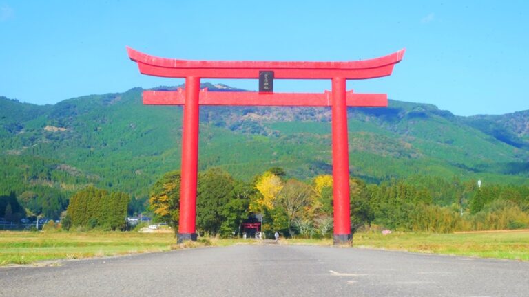 水流天満宮 田んぼのなかの真っ赤な鳥居と社地入口の仁王像│Harada