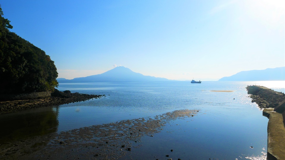 黒川岬展望公園 錦江湾の最奥から桜島を望む美しい眺望│Harada
