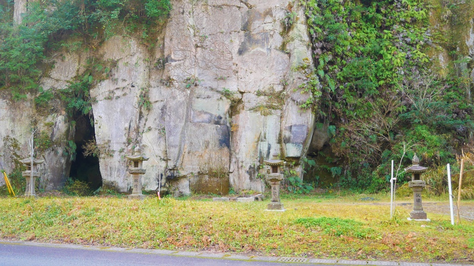 高田石切場 たかたの命水を生む高田石の採石地と摩崖仏│Harada Office