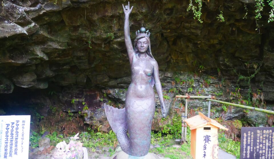 乙姫女神像 海のない山鹿市に現れた人魚と新しい天岩戸伝説│Harada