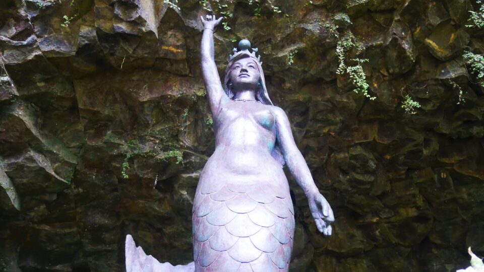 乙姫女神像 海のない山鹿市に現れた人魚と新しい天岩戸伝説│Harada