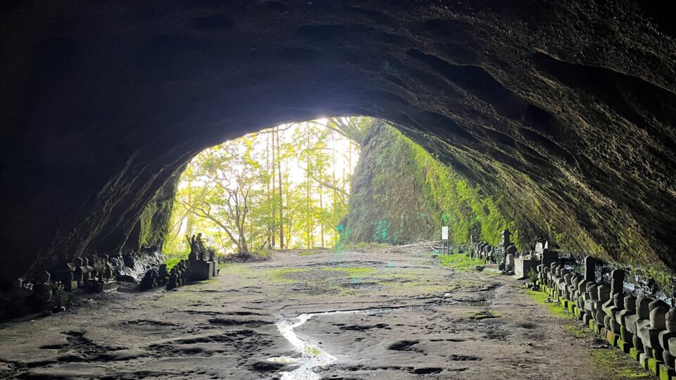 観音淵中世古塔碑群 洞窟から湧き出す超軟水が人気の史跡│Harada