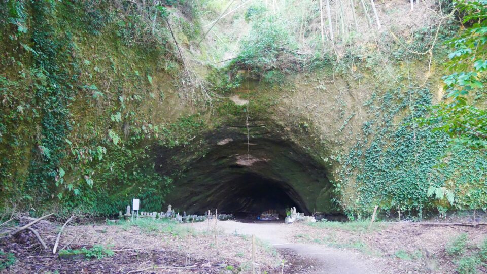 観音淵中世古塔碑群 洞窟から湧き出す超軟水が人気の史跡│Harada