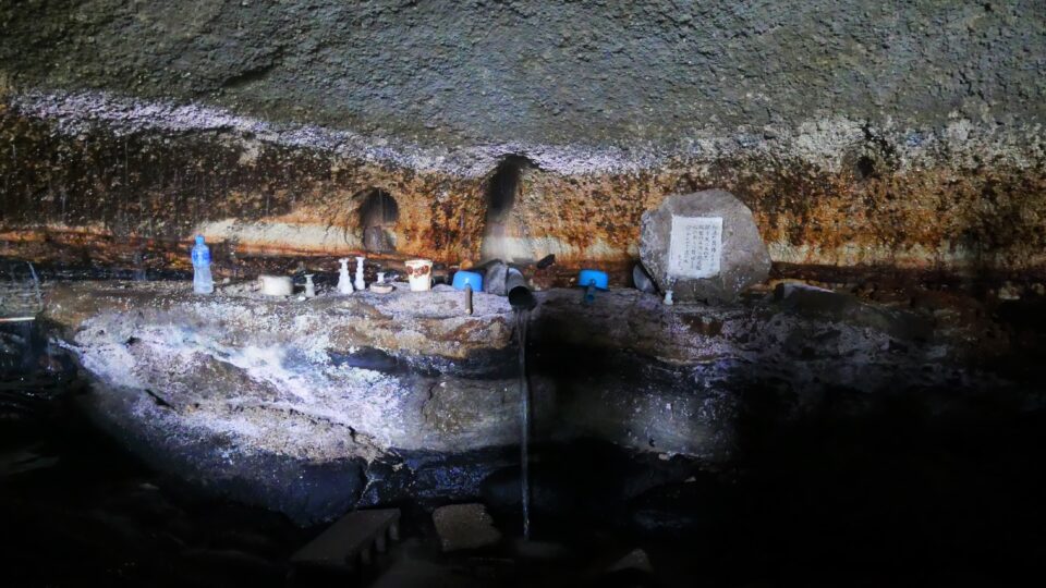 観音淵中世古塔碑群 洞窟から湧き出す超軟水が人気の史跡│Harada