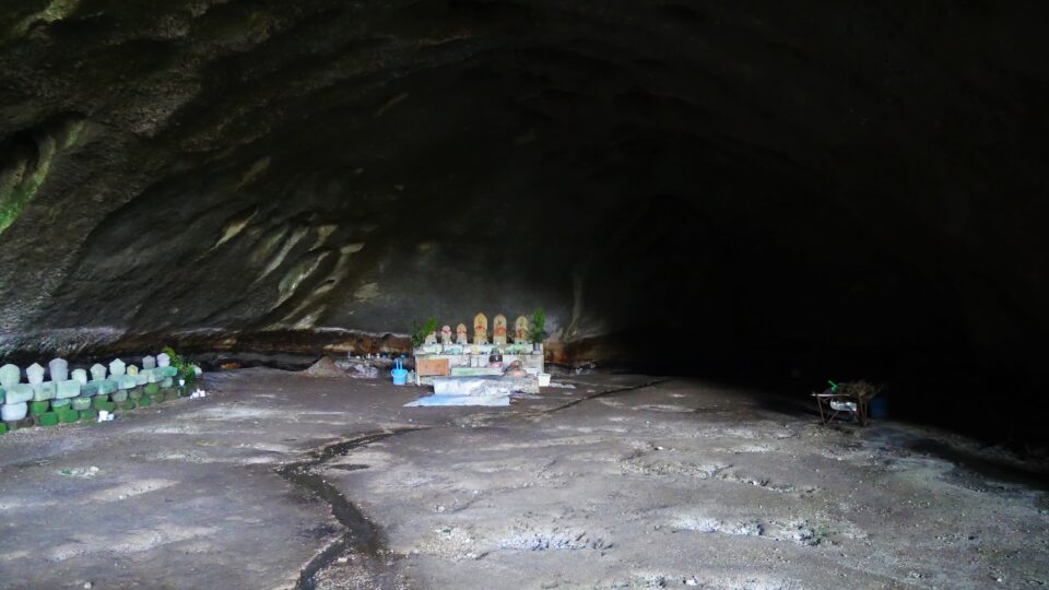 観音淵中世古塔碑群 洞窟から湧き出す超軟水が人気の史跡│Harada