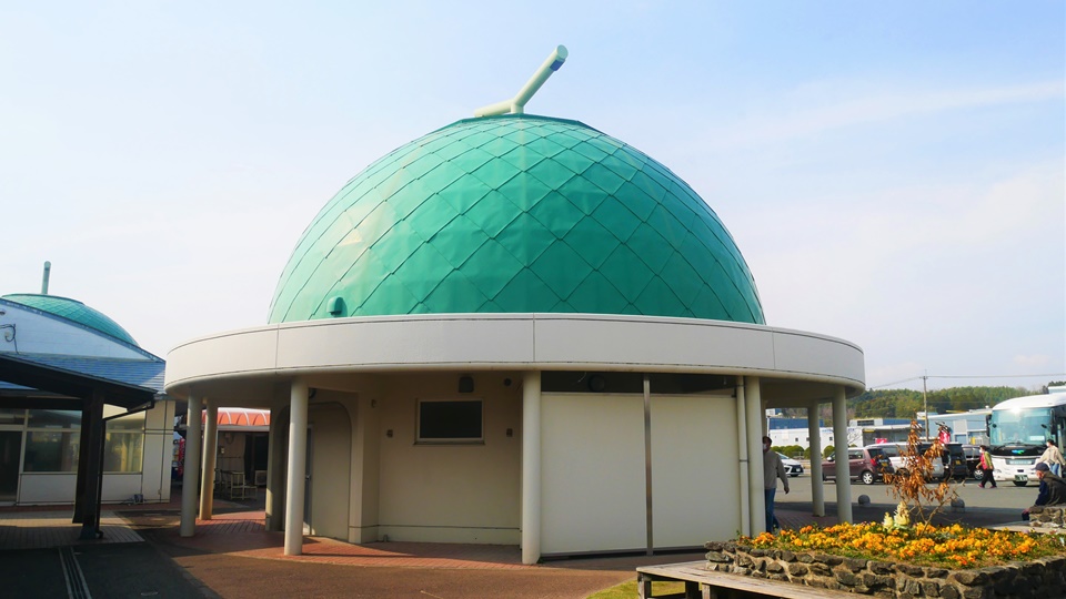 メロンのトイレ どっしりと頭にメロンを乗せる七城メロンドームのトイレ│Harada Office Weblog