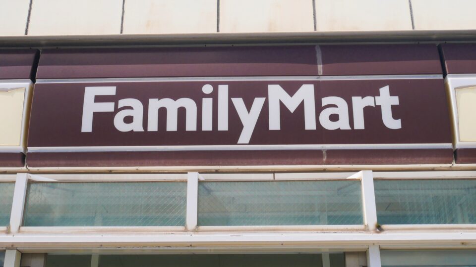 茶色いファミリーマート 九州南部でいち早く茶色に染まった桜島店