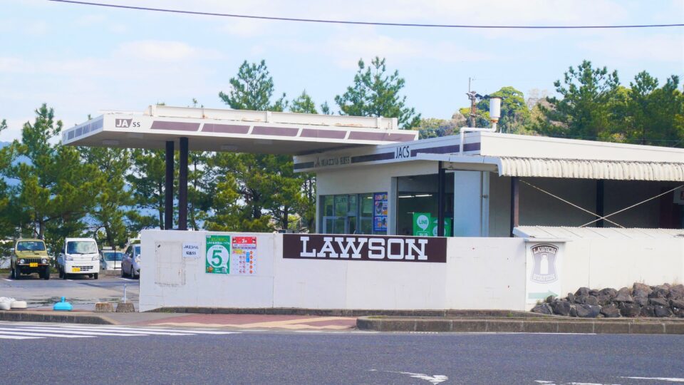 茶色いローソン 常識を覆す特別カラーの桜島フェリーターミナル店
