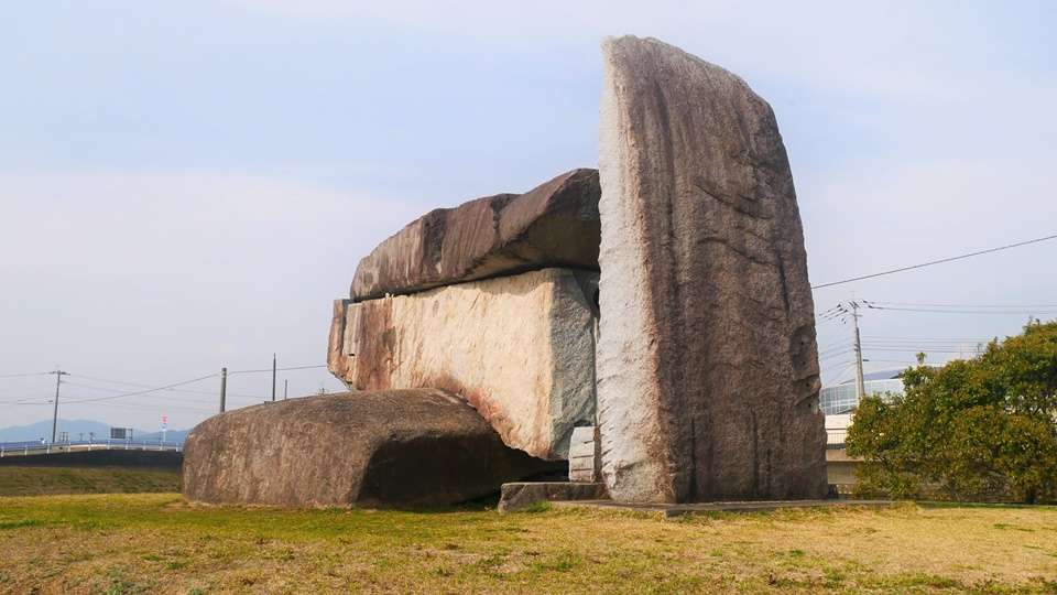 石の万華鏡 道の駅水辺プラザかもとにある石造オブジェ群│Harada