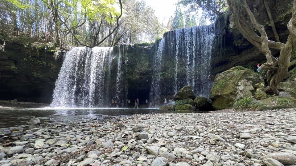 鍋ヶ滝 滝の裏側から滝を見る北外輪火砕流ジオサイト│Harada Office