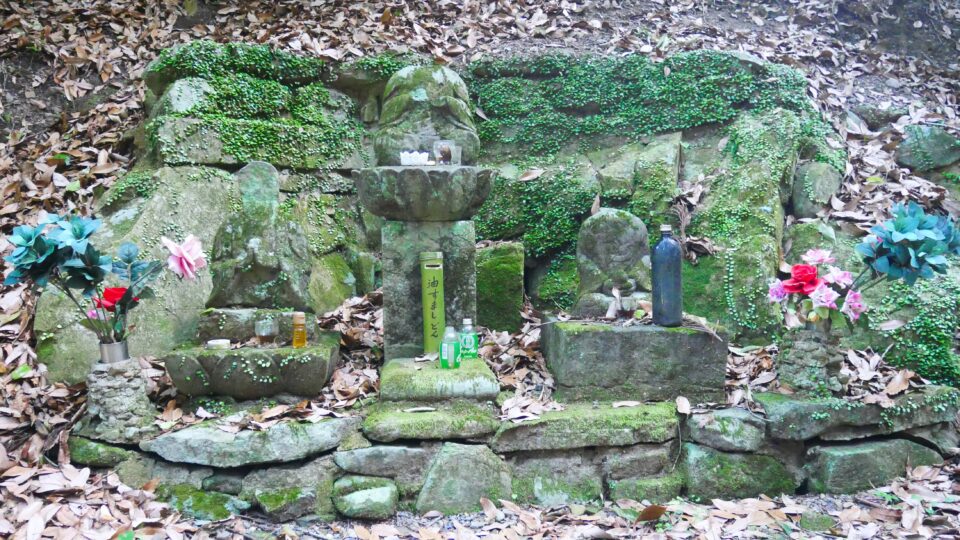 油すましどんの墓 天草の草積峠に今も現れる油すまし名人│Harada