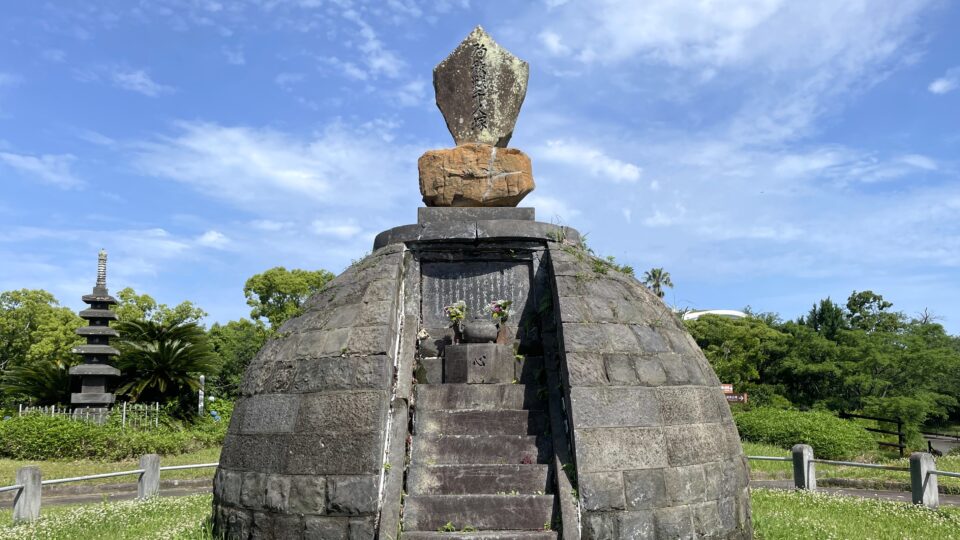 殉教千人塚 天草島原の乱・本渡の戦いの戦死者を慰霊する石碑│Harada