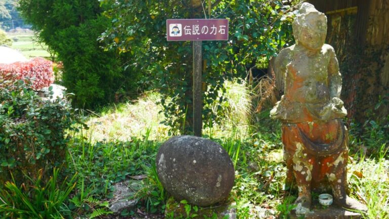 伝説の力石 豊洲島津家の歴史を刻む浦の説教浄跡と仁王像│Harada