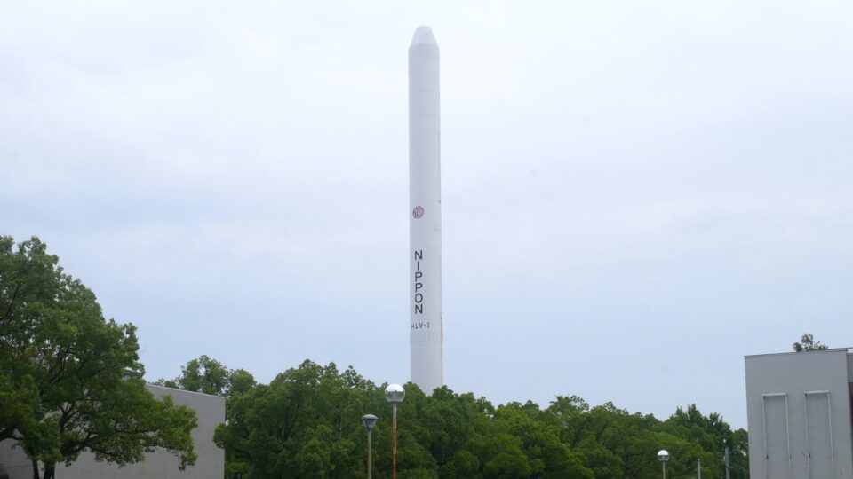 H-Ⅰロケット実物大模型 宮崎科学技術館前に立つ人工衛星打ち上げ
