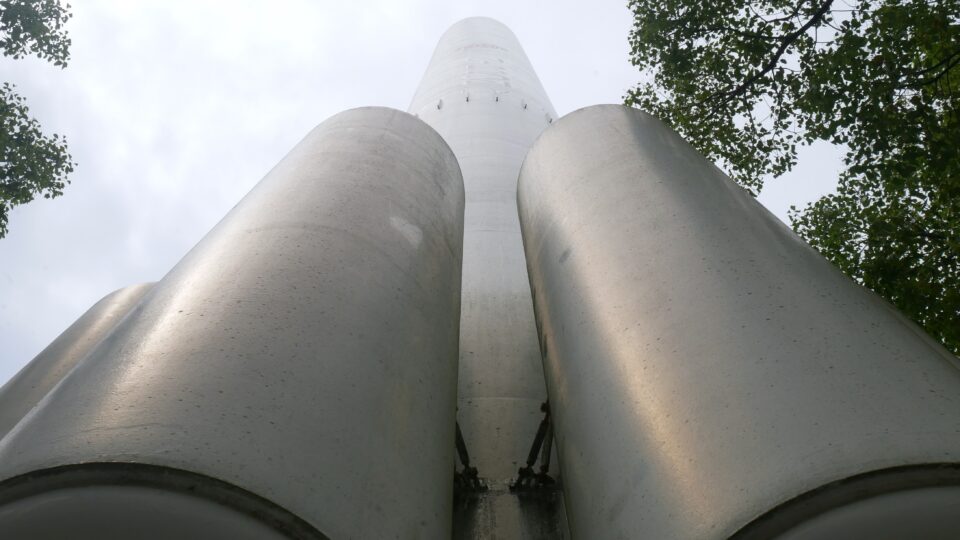 H-Ⅰロケット実物大模型 宮崎科学技術館前に立つ人工衛星打ち上げ