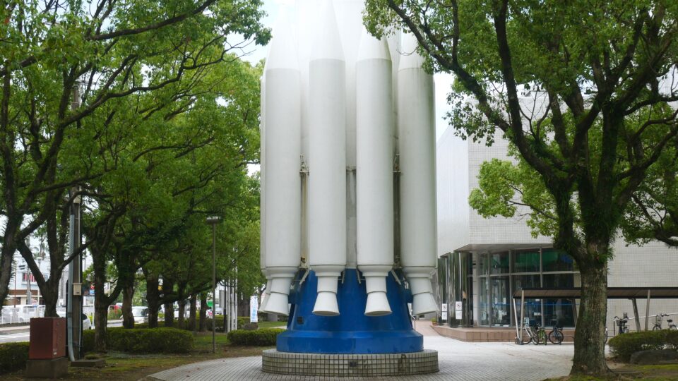 H-Ⅰロケット実物大模型 宮崎科学技術館前に立つ人工衛星打ち上げ