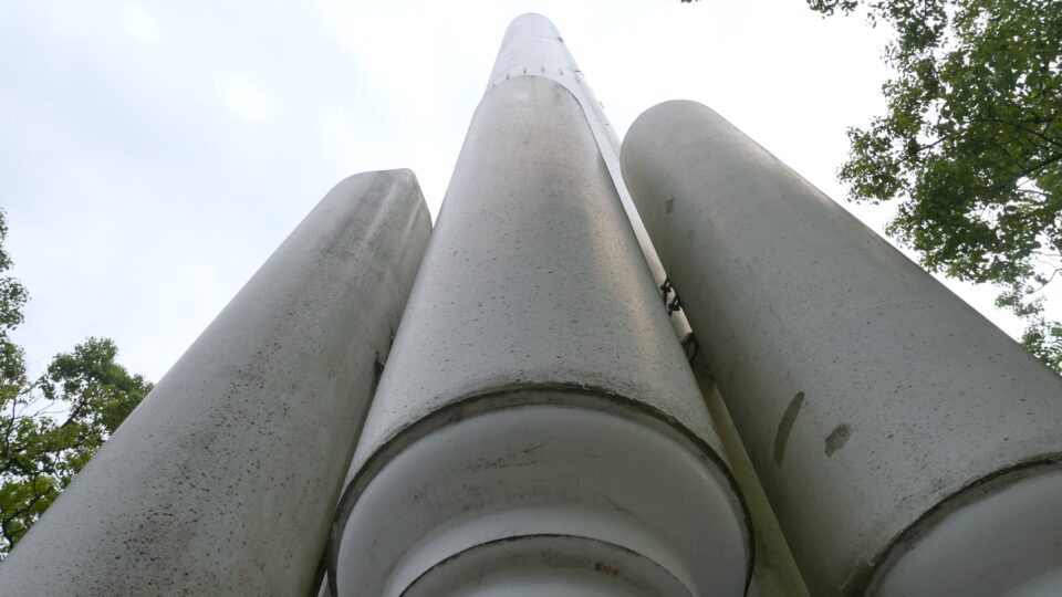 H-Ⅰロケット実物大模型 宮崎科学技術館前に立つ人工衛星打ち上げ