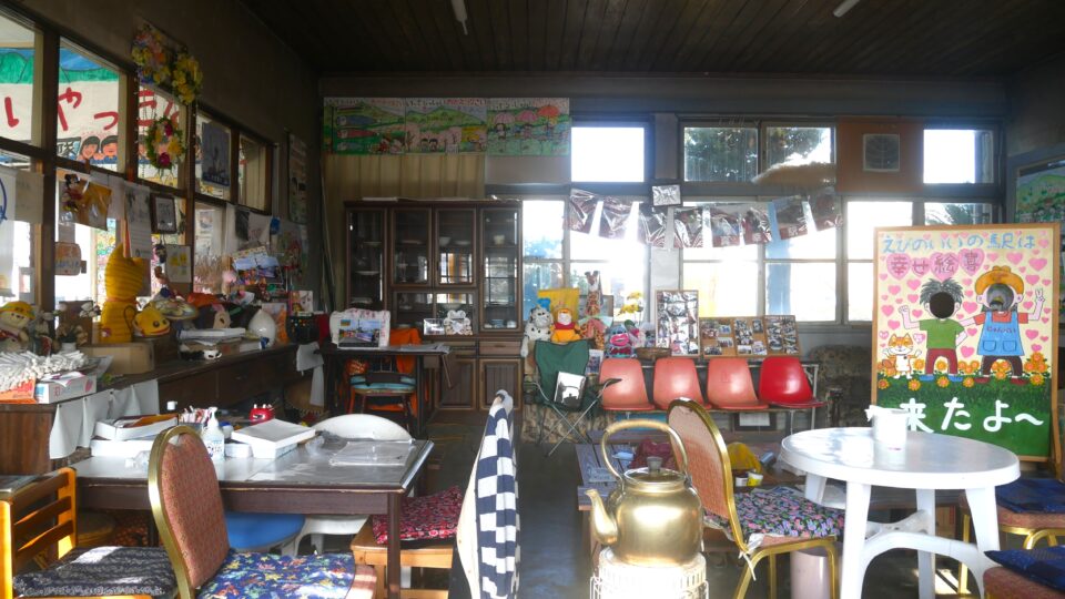 えびの飯野駅 歓迎ムードをかもしだす駅舎内の掲示物