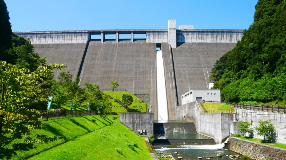 大山ダム 進撃の巨人大山ダム銅像で観光地化│Harada Office Weblog