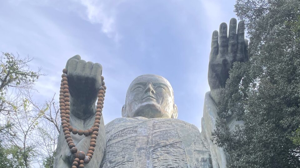 おびんずるさま 日輪寺つつじ公園の斜面に立つ巨大仏像│Harada Office