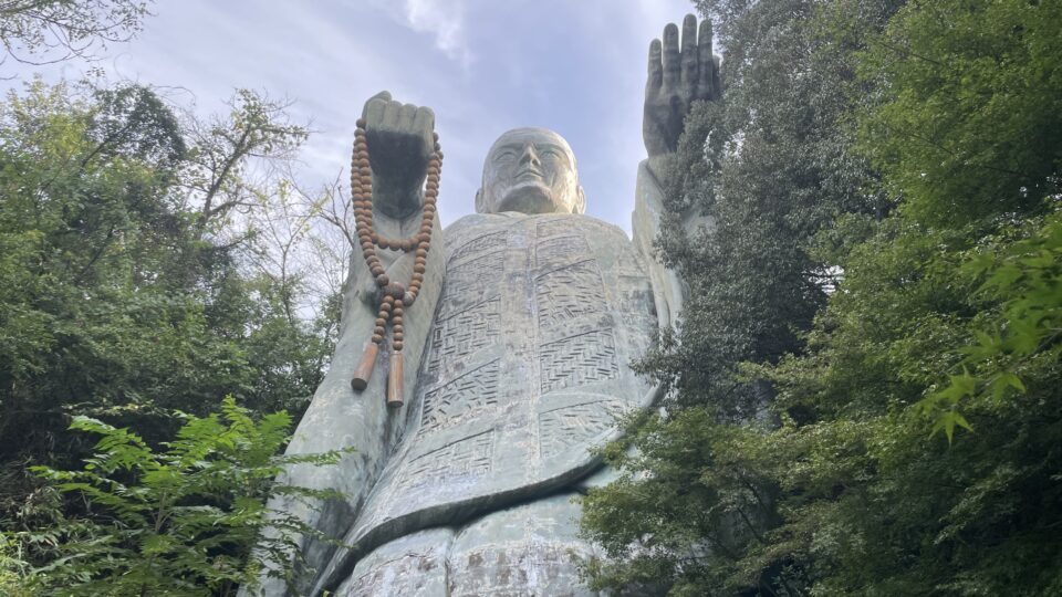 おびんずるさま 日輪寺つつじ公園の斜面に立つ巨大仏像│Harada Office