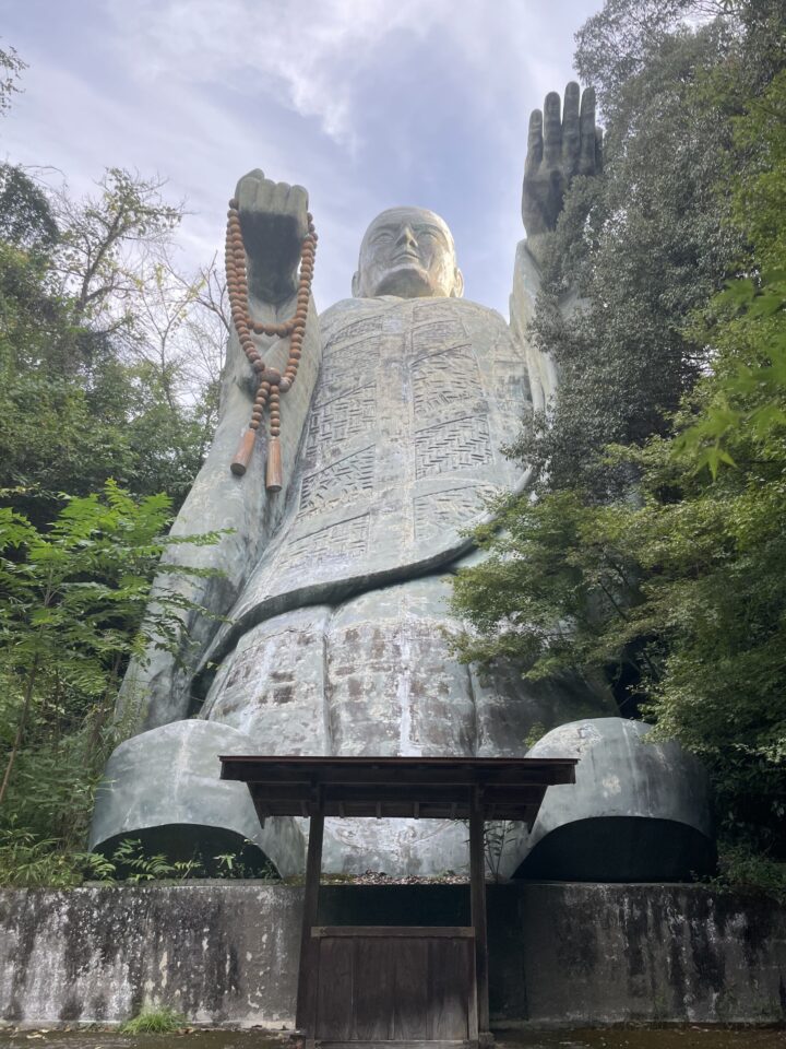 おびんずるさま 日輪寺つつじ公園の斜面に立つ巨大仏像│Harada Office